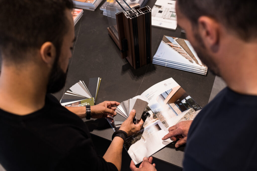 clientes_escogiendo_colores